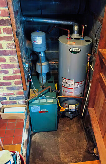https://plumberhilton.com.au/uploads/2025/06/hot-water-189087.jpg
