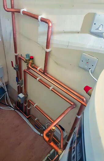 https://plumberhilton.com.au/uploads/2025/06/hot-water-301986.jpg