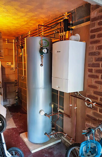 https://plumberhilton.com.au/uploads/2025/06/hot-water-684599.jpg
